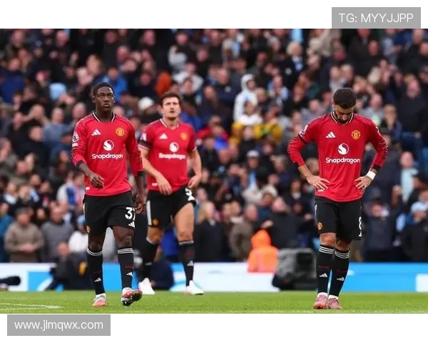 曼联战术混乱与更衣室矛盾加剧,豪门根基面临考验 曼联战术混乱与更衣室矛盾加剧,豪门根基面临考验